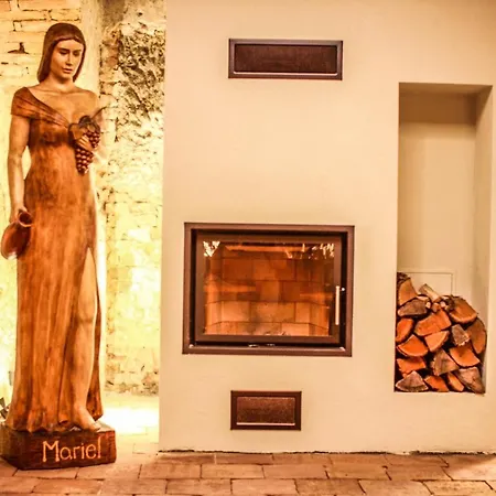 Mariel Отель Зноймо